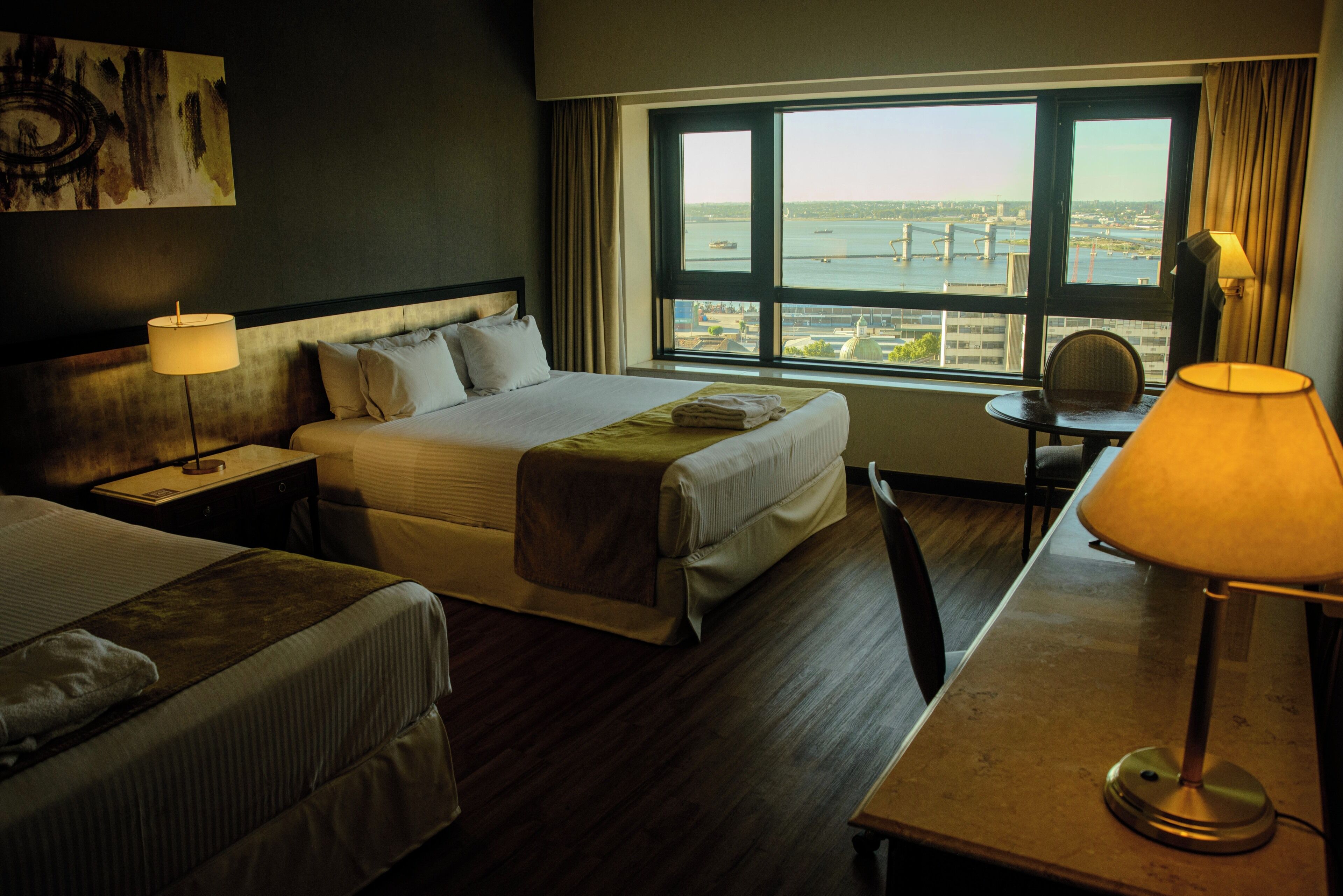 Minibar, caja de seguridad en la habitación y escritorio 