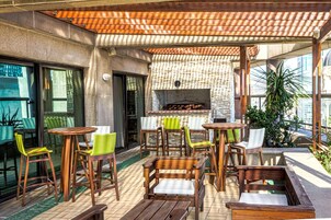 2 restaurants, breakfast served