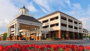 Een hotel met een overdekte ingang, een parkeergarage en een bord waarop staat dat het een Marriott hotel is.