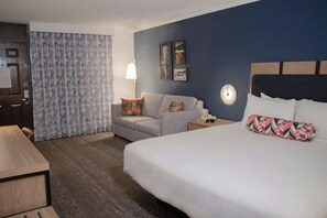 Ropa de cama hipoalergénica y caja de seguridad en la habitación 