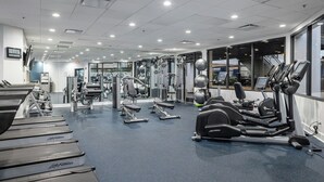 Een sportschool met loopbanden, elliptische trainers en gewichthefrijsapparatuur.