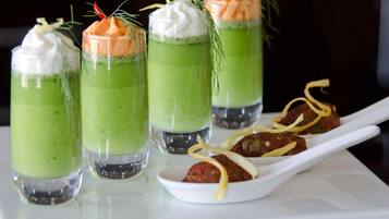 Aamiainen, lounas ja illallinen; paikallinen keittiö