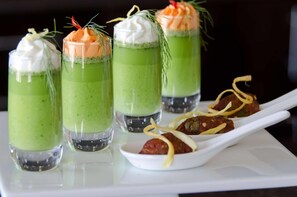 Serveert ontbijt, lunch, diner, lokale gerechten