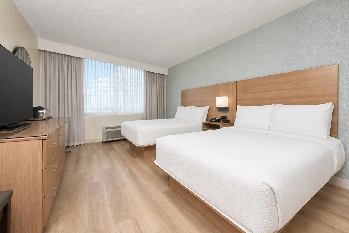 Ropa de cama de alta calidad, colchones con pillow-top y escritorio 