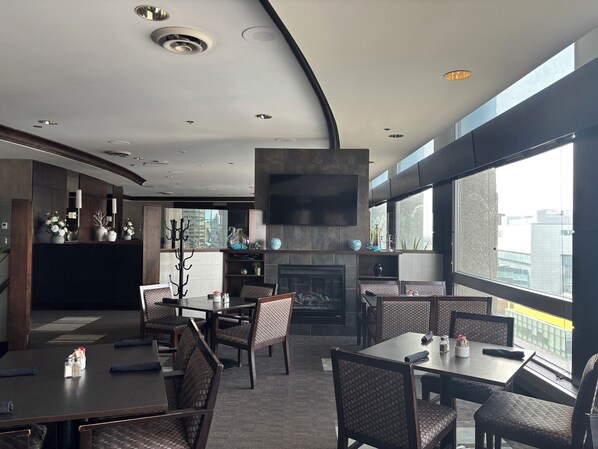 供应早餐、午餐和晚餐，地方菜