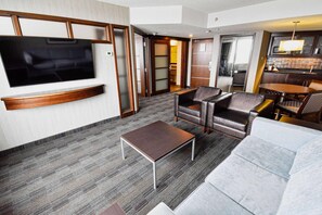 Premium bedding, pillow-top beds, desk, blackout curtains - Radisson Hotel Winnipeg Downtown (Winnipeg)