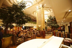 3 bars/lounges, poolside bar - Golden Tulip Sovereign Hotel Bangkok (Bangkok)