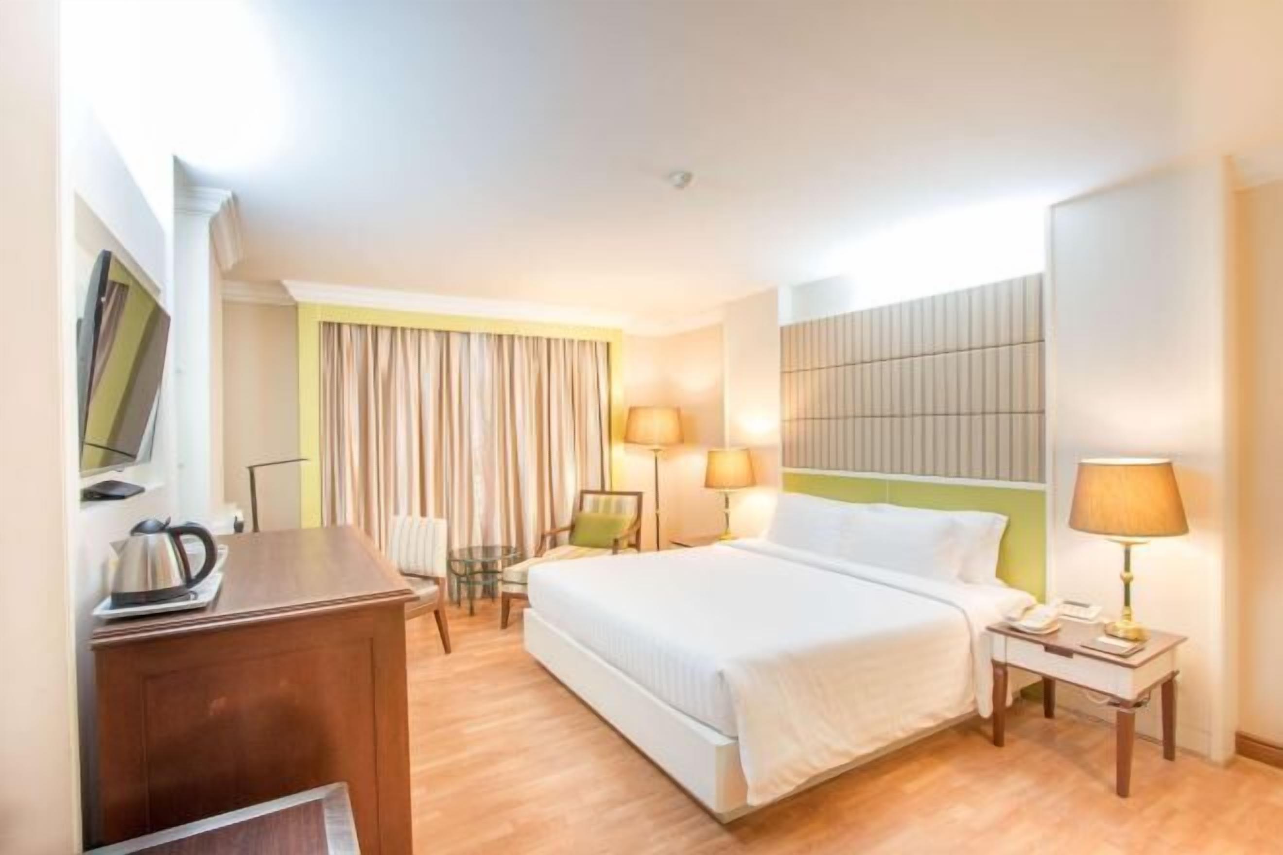 Minibar, in-room safe, desk, iron/ironing board