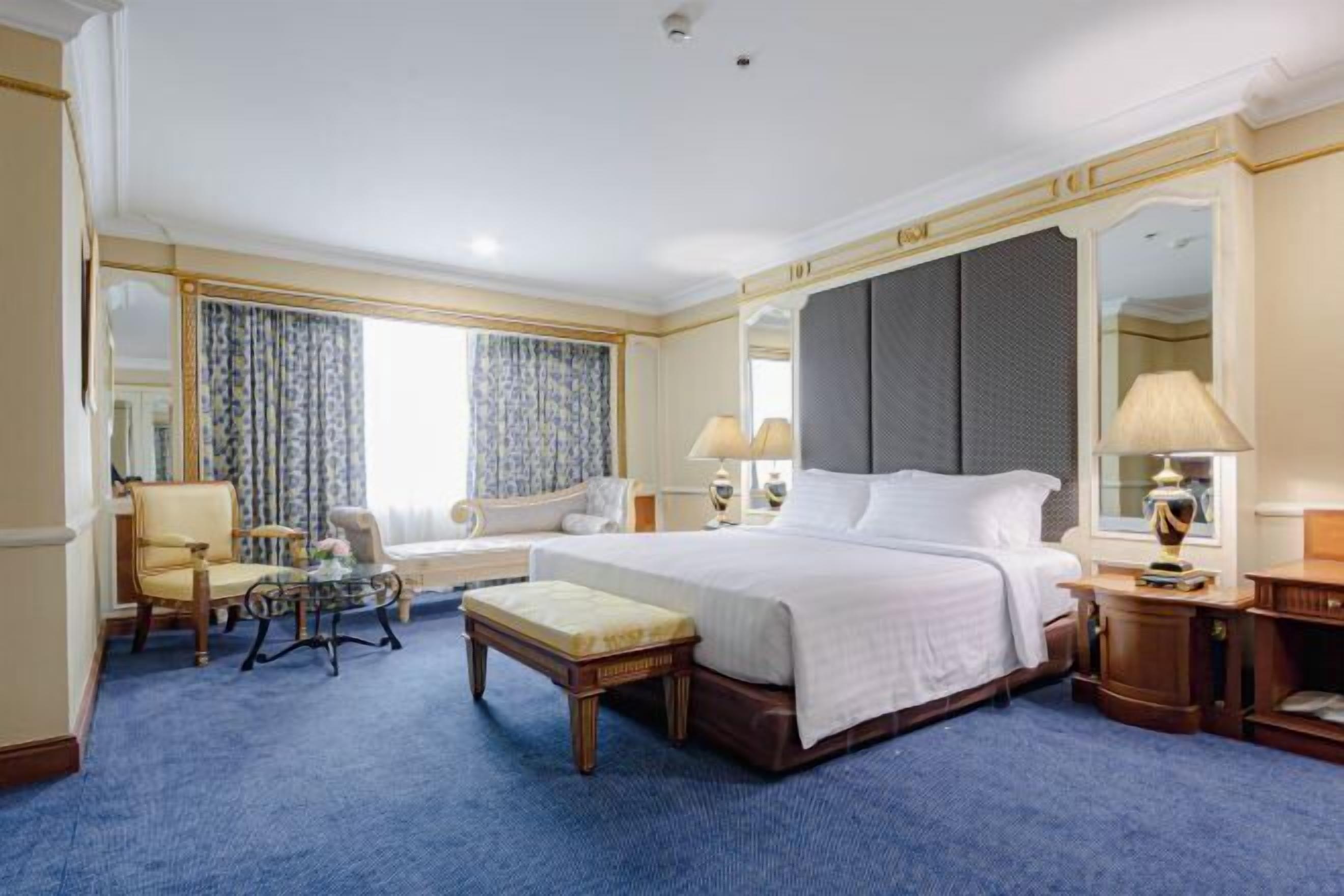 Minibar, brankas, meja kerja, dan setrika/meja setrika