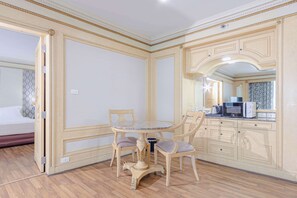 Executive Suite, 1 King Bed | Room amenity
