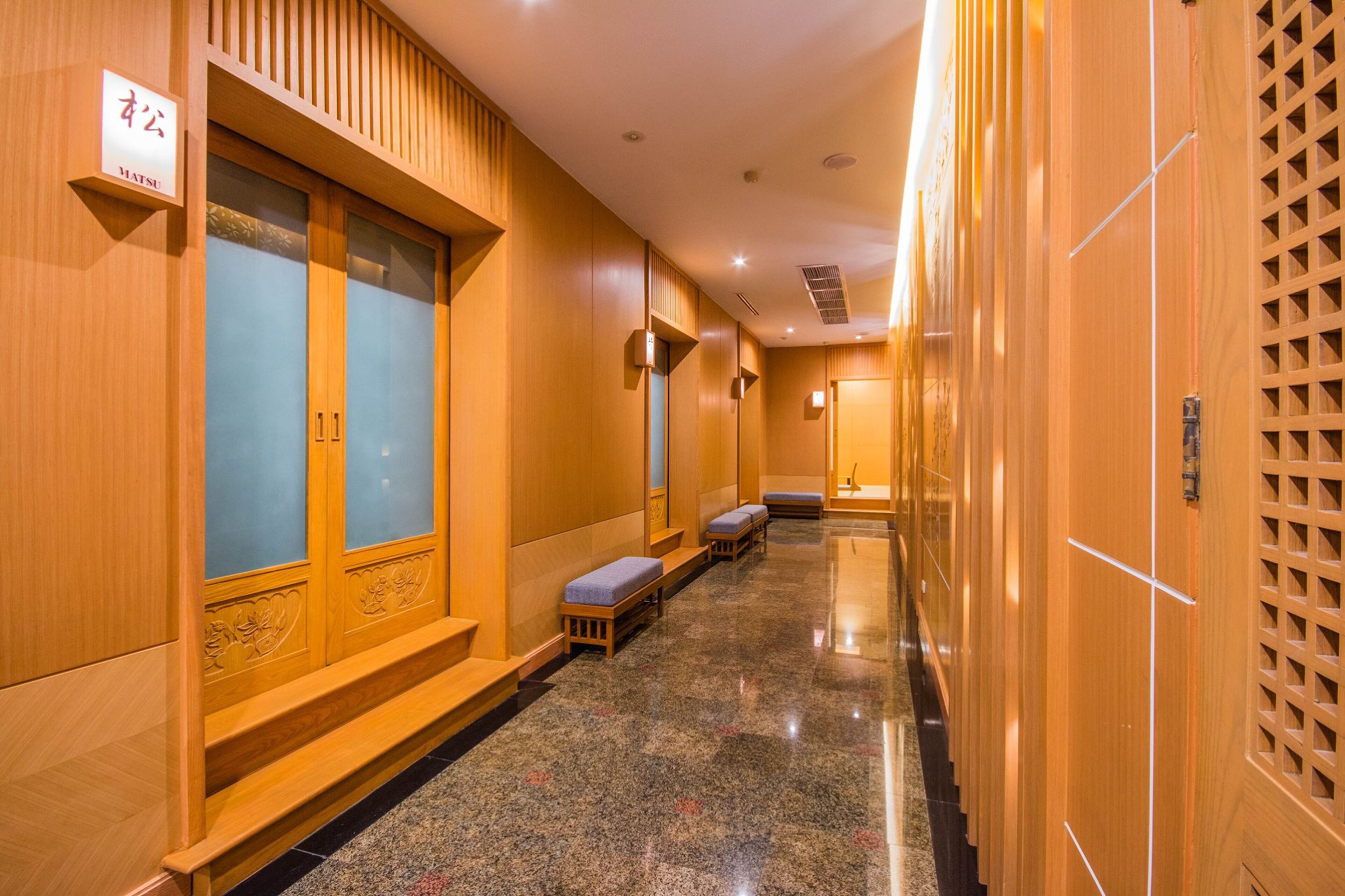 4 restaurants, lunch, dinner served; thai cuisine