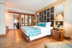 Executive Suite, 1 King Bed | Minibar, in-room safe, desk, iron/ironing board