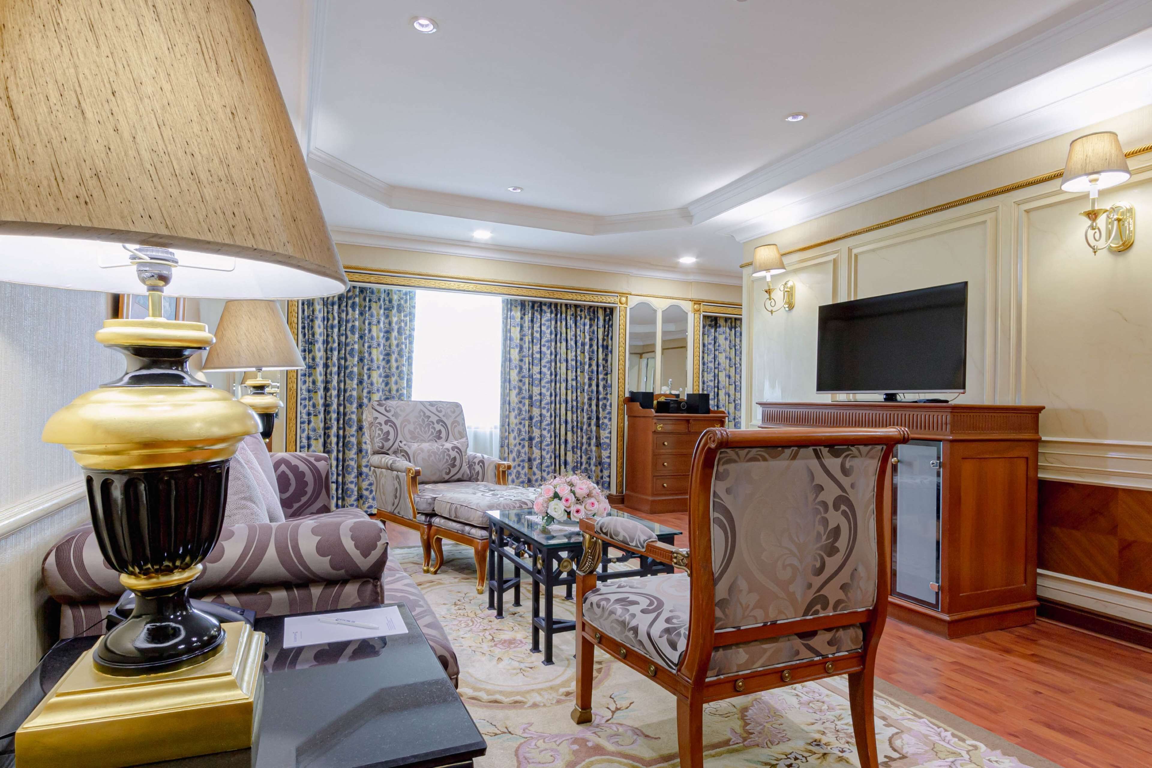grand suite, multiple beds | room amenity