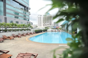 Outdoor pool - Golden Tulip Sovereign Hotel Bangkok (Bangkok)