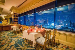 4 restaurants, lunch, dinner served; Thai cuisine