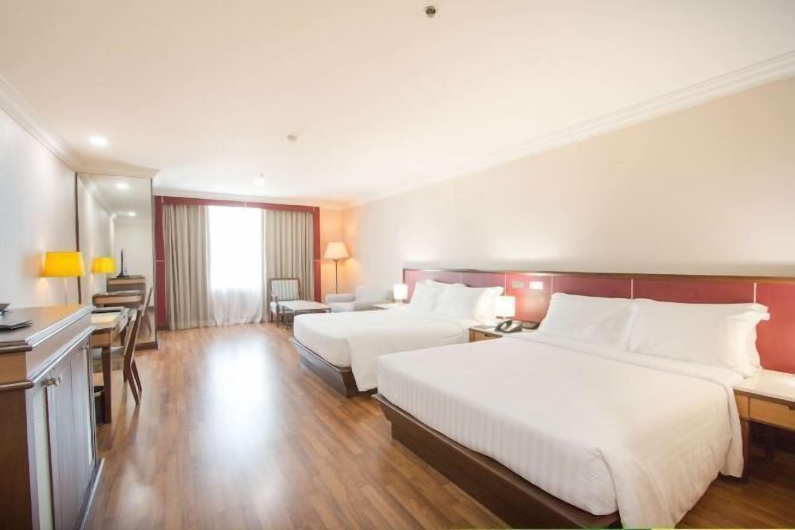 Minibar, brankas, meja kerja, dan setrika/meja setrika