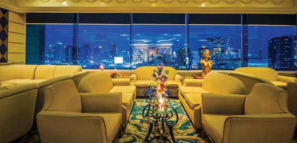 4 restaurants, lunch, dinner served; Thai cuisine