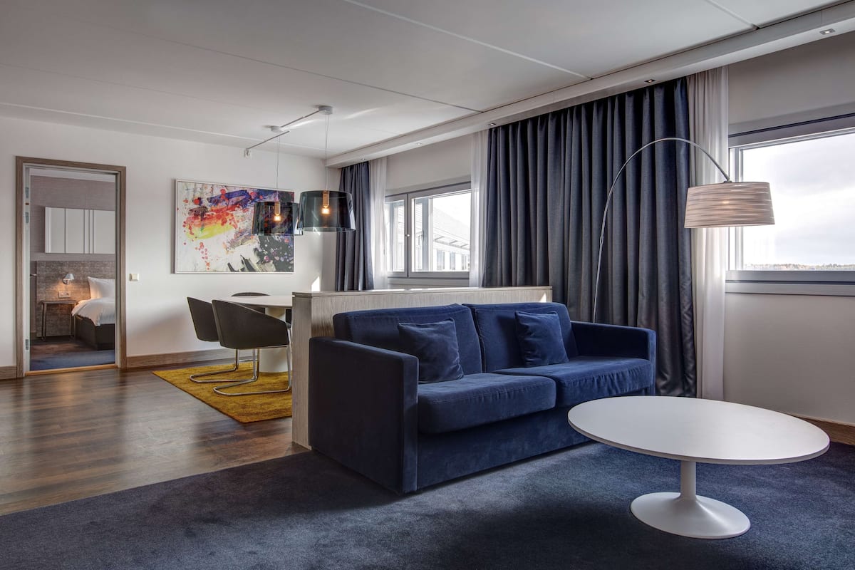 Suite, 1 Bedroom | Hypo-allergenic bedding, minibar, in-room safe, desk