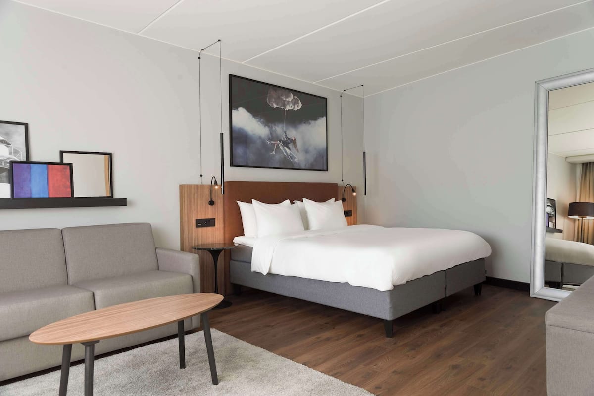 Standard Triple Room | Hypo-allergenic bedding, minibar, in-room safe, desk