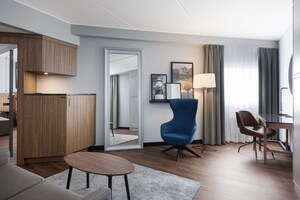 Suite – junior | Allergitestet sengetøy, minibar, safe på rommet og skrivebord
