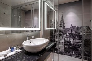 Een regendouche, milieuvriendelijke toiletartikelen, een haardroger