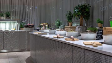 Tägliches Frühstücksbuffet gegen Gebühr