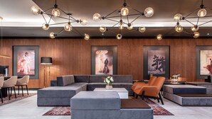 Una sala de estar moderna con un sofá modular, una mesa de centro y un jarrón decorativo.