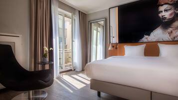 Junior Suite | Hypo-allergenic bedding, in-room safe, desk, laptop workspace