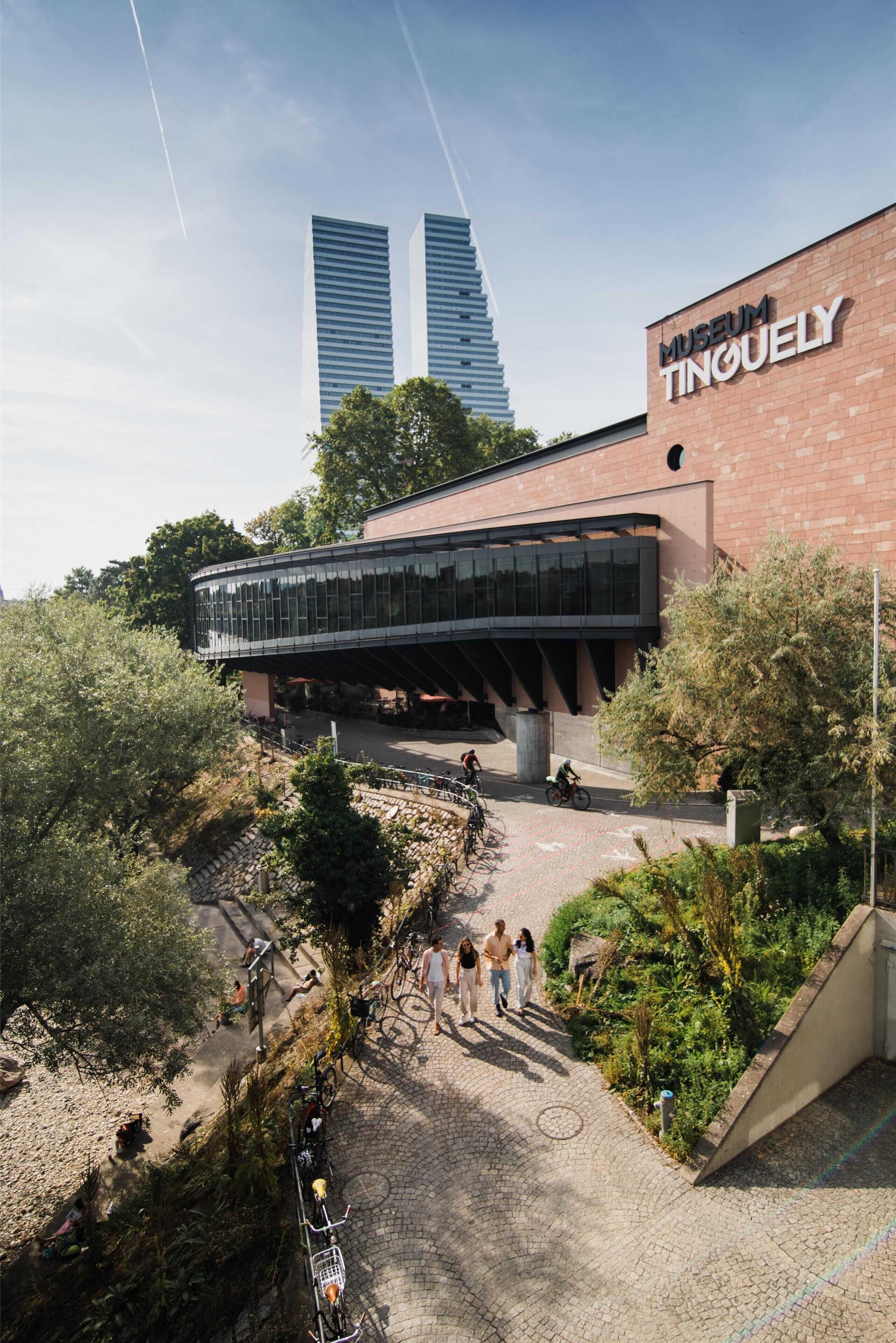 A modern building with a prominent sign reading "Museum Tinouely."
