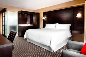 Premium bedding, down comforters, pillowtop beds, in-room safe - Four Points by Sheraton Mississauga Meadowvale (Mississauga)