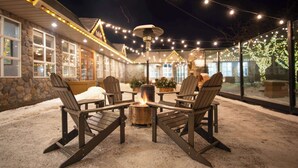 Terrace/patio - Coast Canmore Hotel & Conference Centre (Canmore)