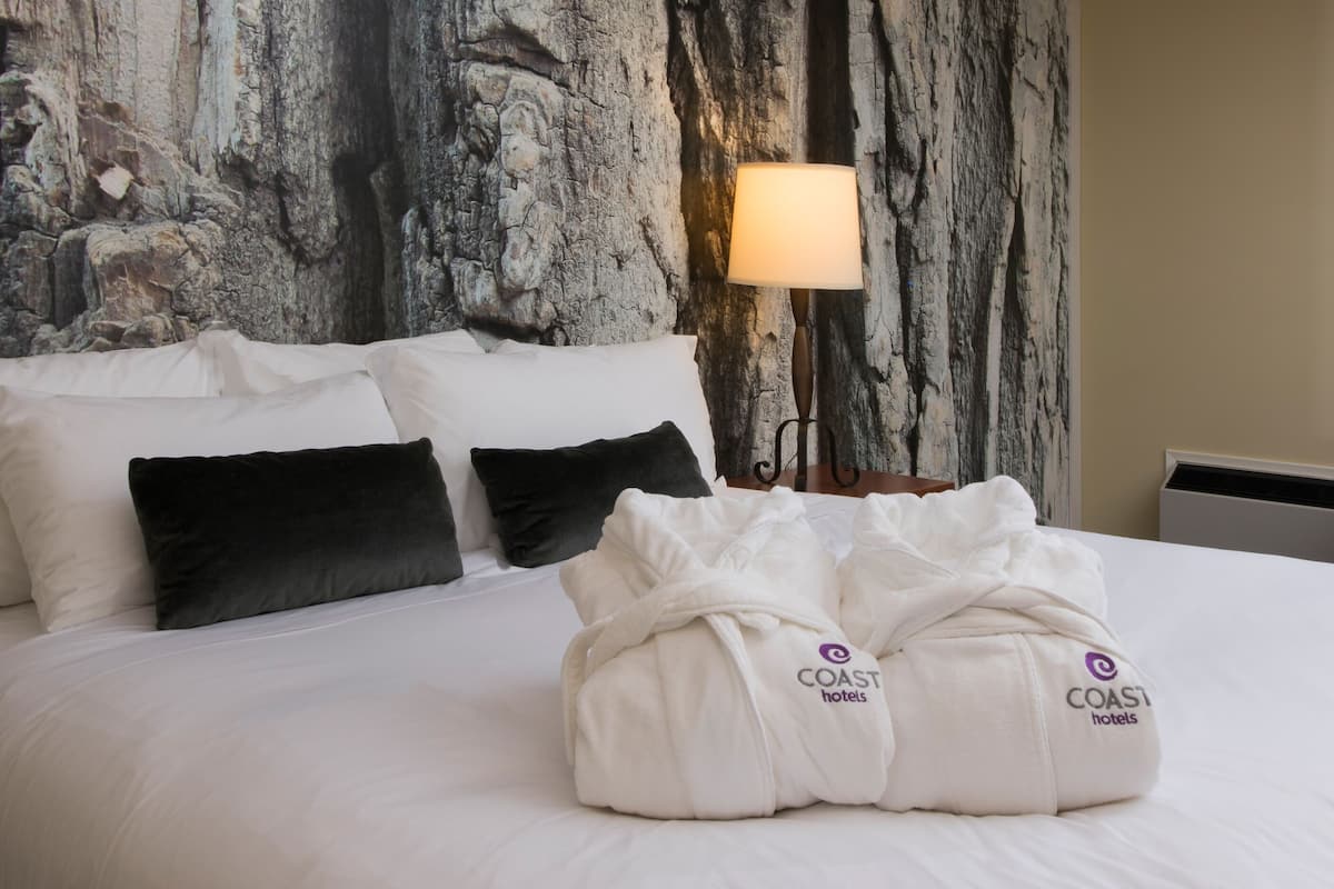 Premium bedding, pillowtop beds, iron/ironing board, free WiFi