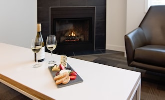 Suite, 1 habitación, chimenea (Coast Premium K Suite w/ Soaker Tub) | Zona de estar | Televisión LCD de 42 pulgadas con canales por cable, una televisión