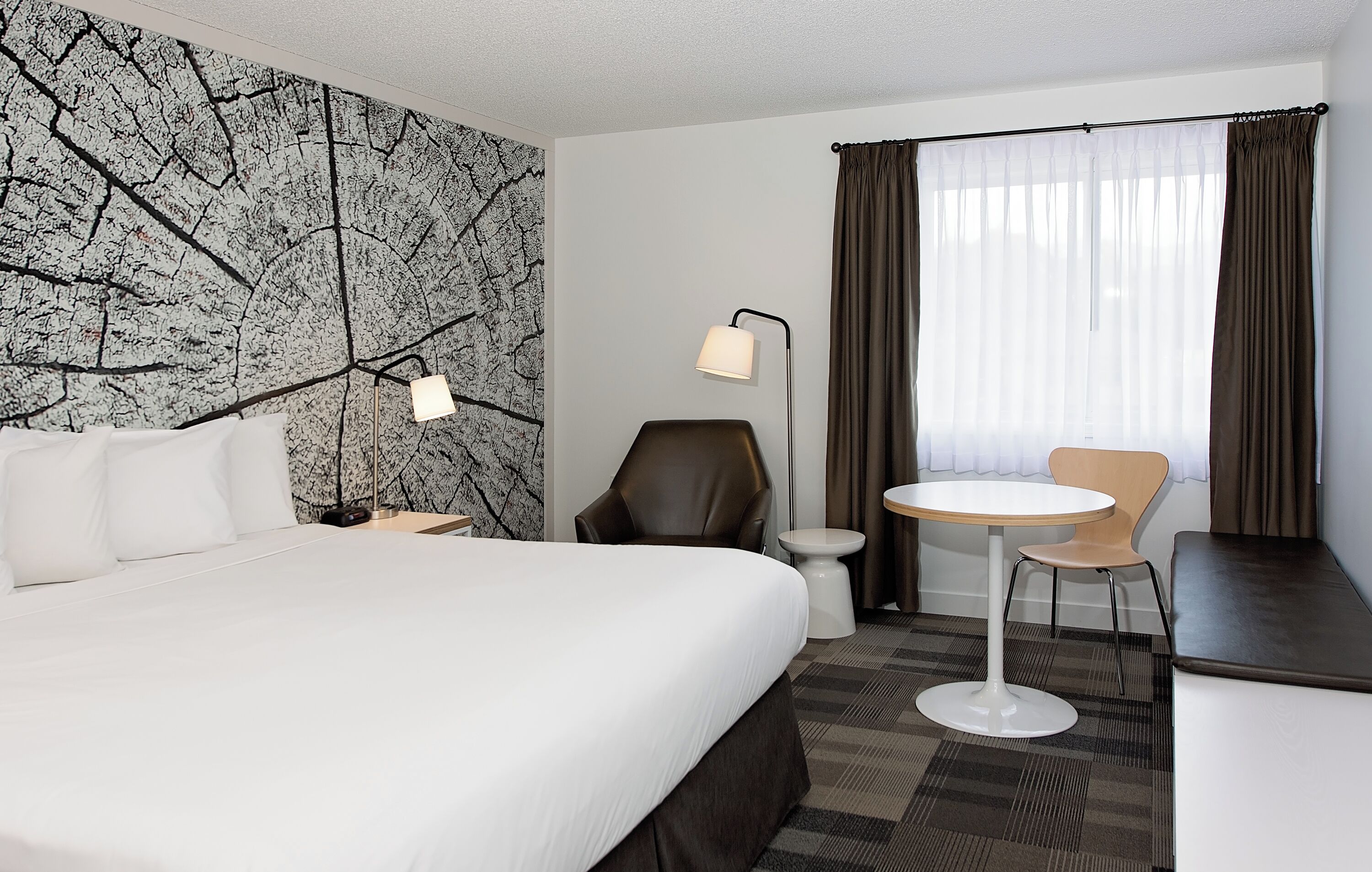 Comfort Room, 1 King Bed (Coast King) | Premium bedding, pillow-top beds, iron/ironing board, free WiFi