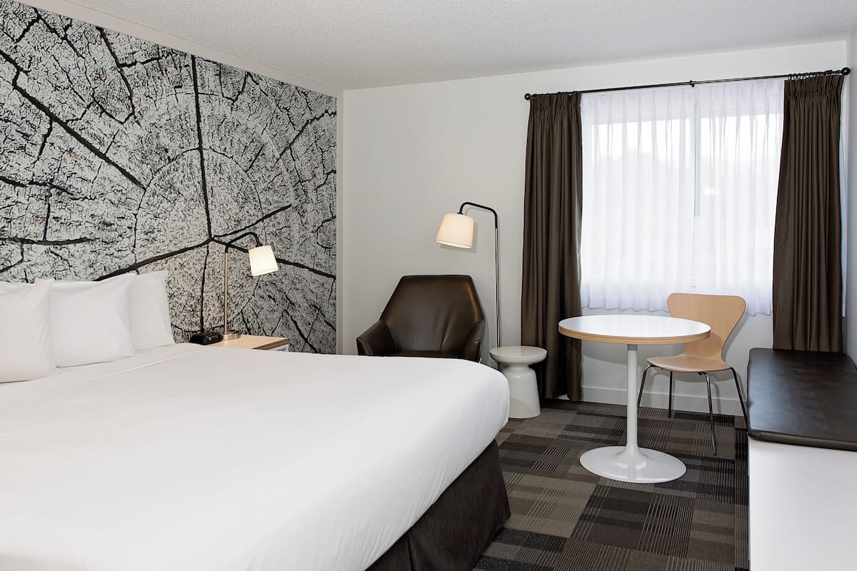 Comfort Room, 1 King Bed (Coast King) | Premium bedding, pillow-top beds, iron/ironing board, free WiFi