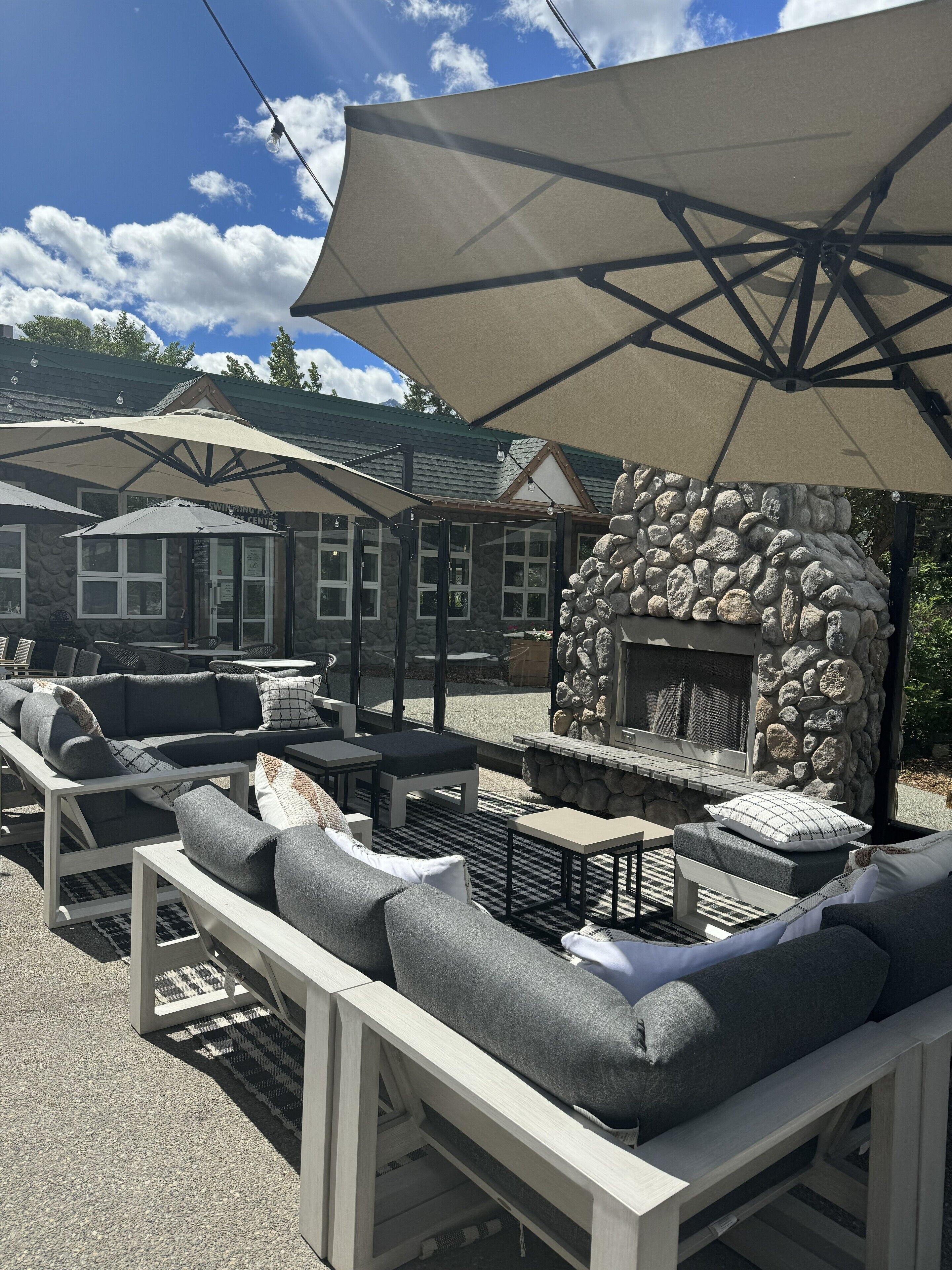 Lunch och middag serveras, njut av de goda smakerna från lokala rätter.