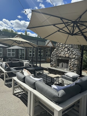 Se sirven almuerzos, cenas y cocina local 