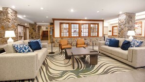 Lobby - Coast Canmore Hotel & Conference Centre (Canmore)