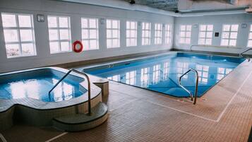 Kolam renang indoor