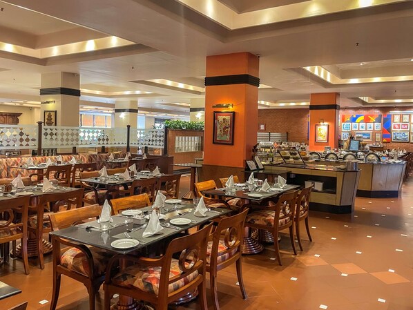 3 restaurants, servant le déjeuner et le dîner; cuisine méditerranéenne