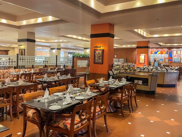 3 restaurants, servant le déjeuner et le dßner; cuisine méditerranéenne