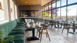 3 restaurants, servant le déjeuner et le dîner; cuisine méditerranéenne