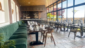 3 间餐厅，供应早餐、午餐和晚餐，地中海菜