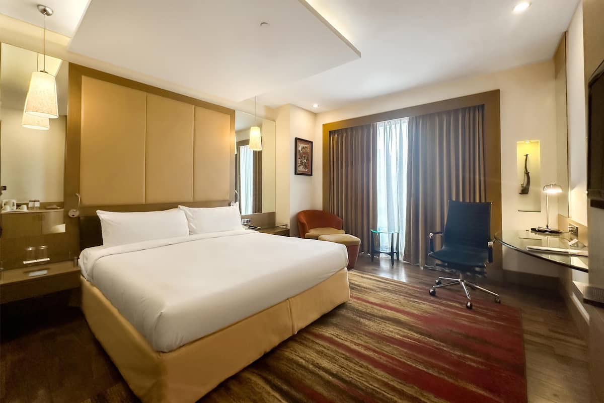 Premium Room | Pillowtop beds, minibar, in-room safe, desk