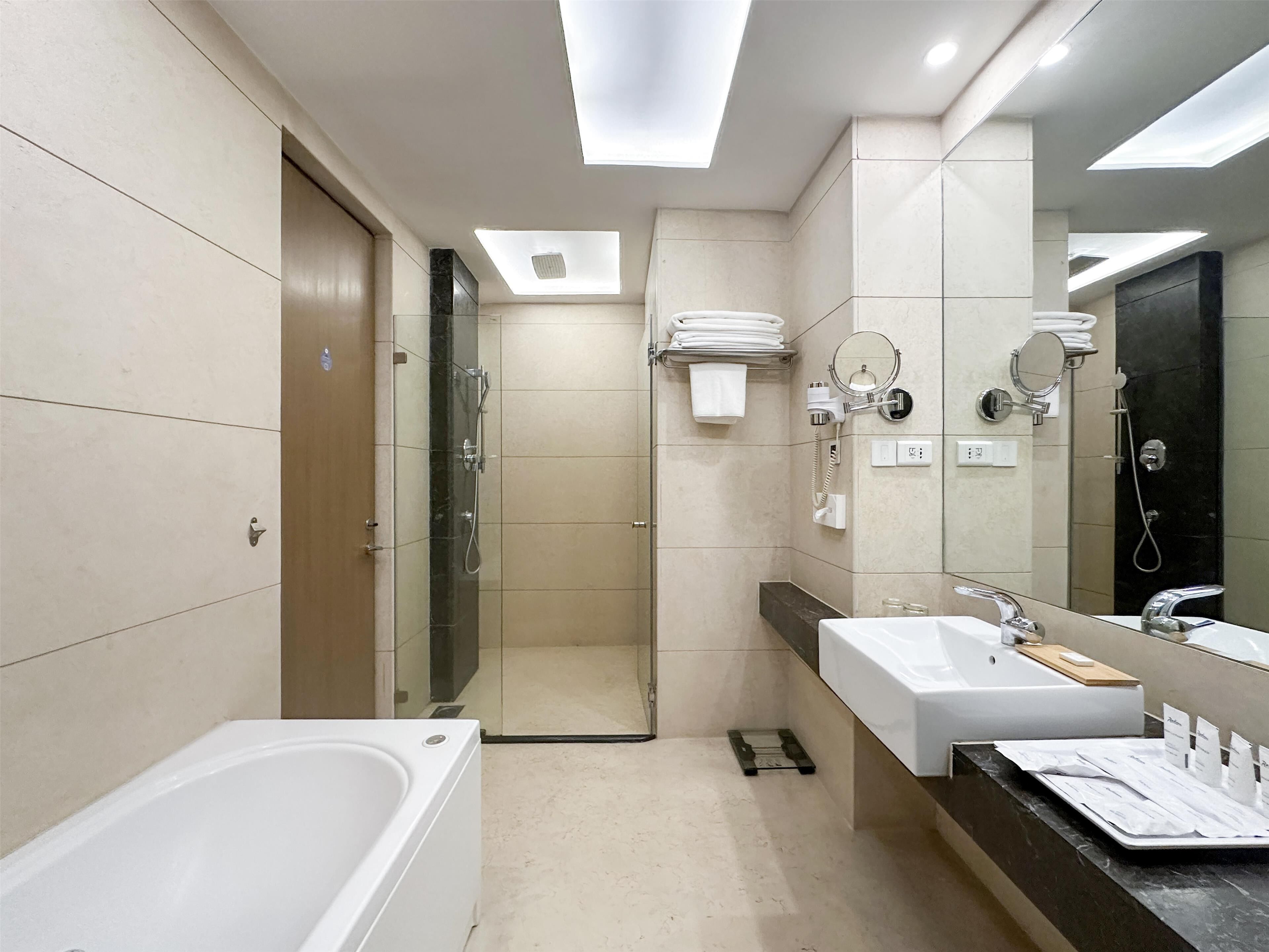 Un baño moderno con bañera, ducha y tocador.