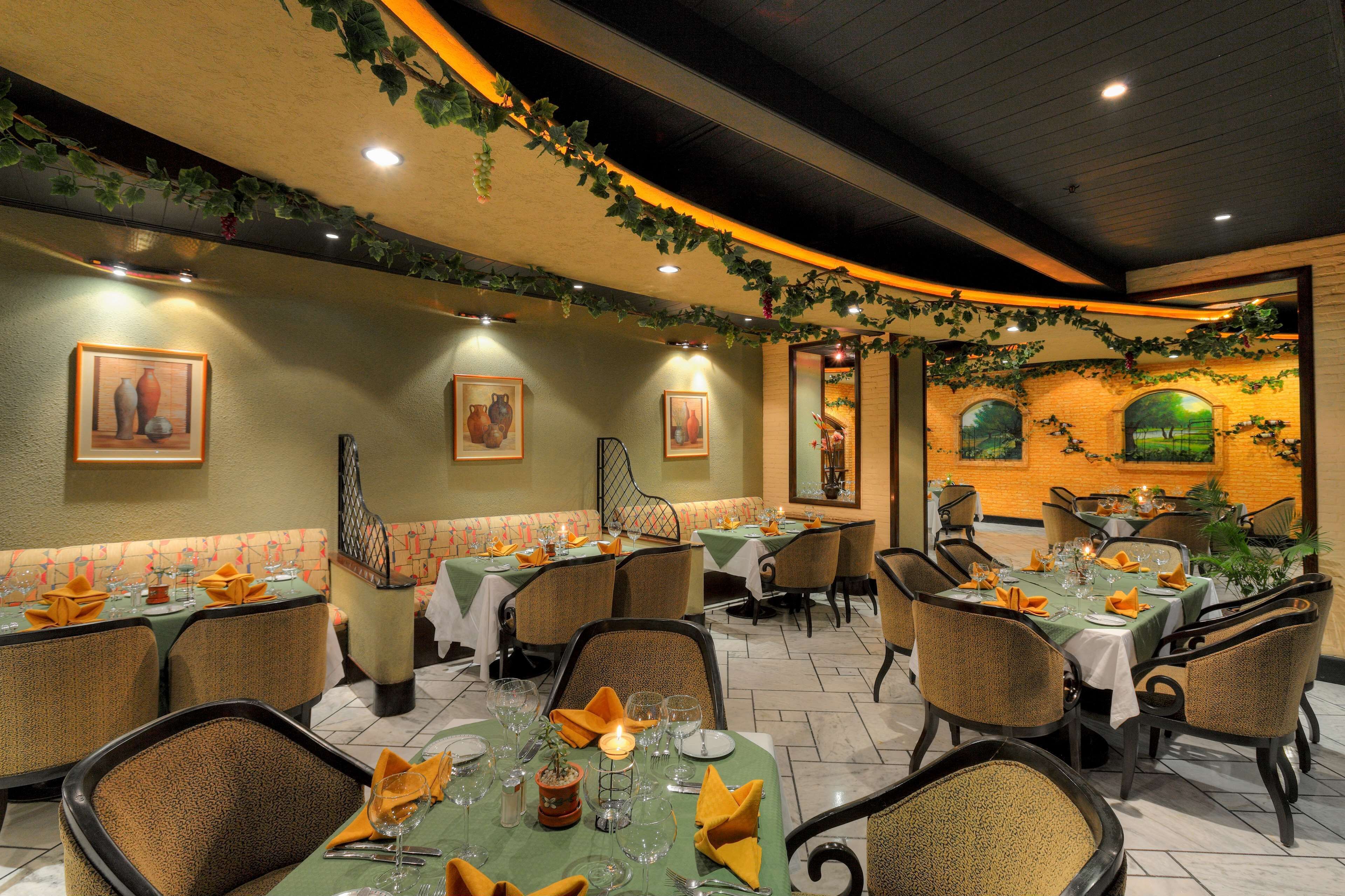 3 restaurantes; se sirve desayuno, almuerzo y cena