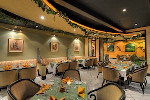 3 restaurants; breakfast, lunch and dinner served 