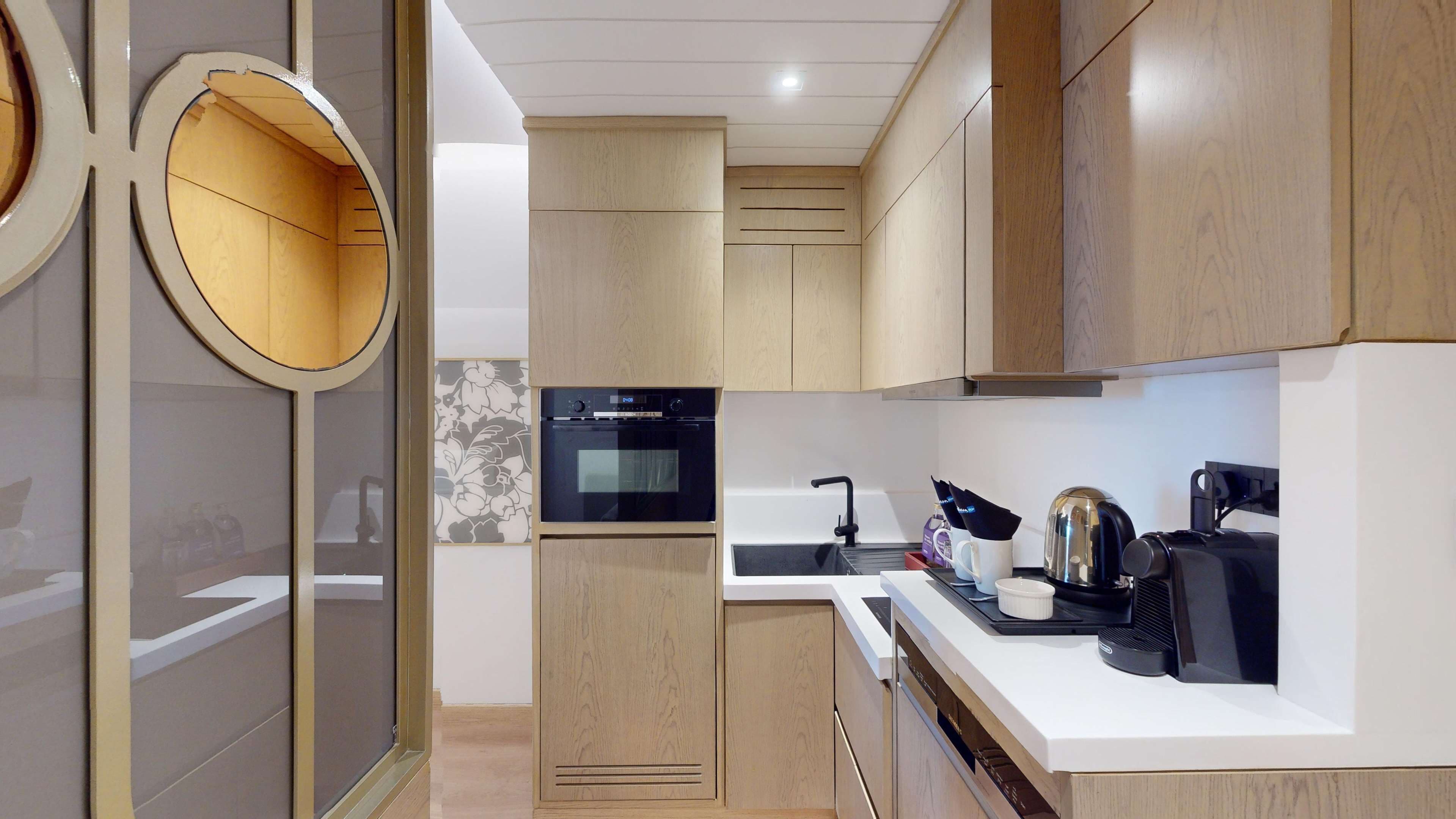 junior suite with airport transfers and club lounge access | private kitchenette | coffee/tea maker, electric kettle