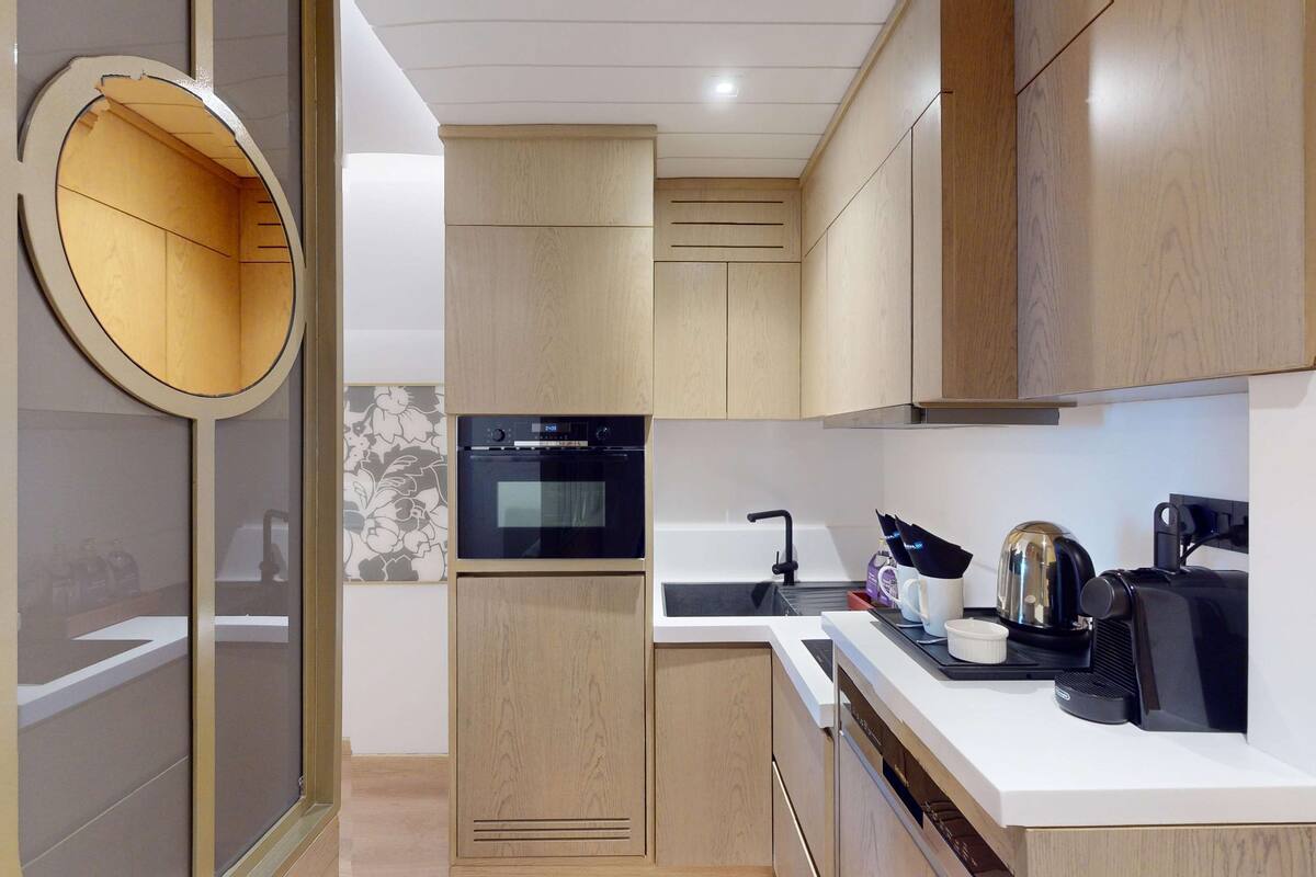 junior suite with airport transfers and club lounge access | private kitchenette | coffee/tea maker, electric kettle