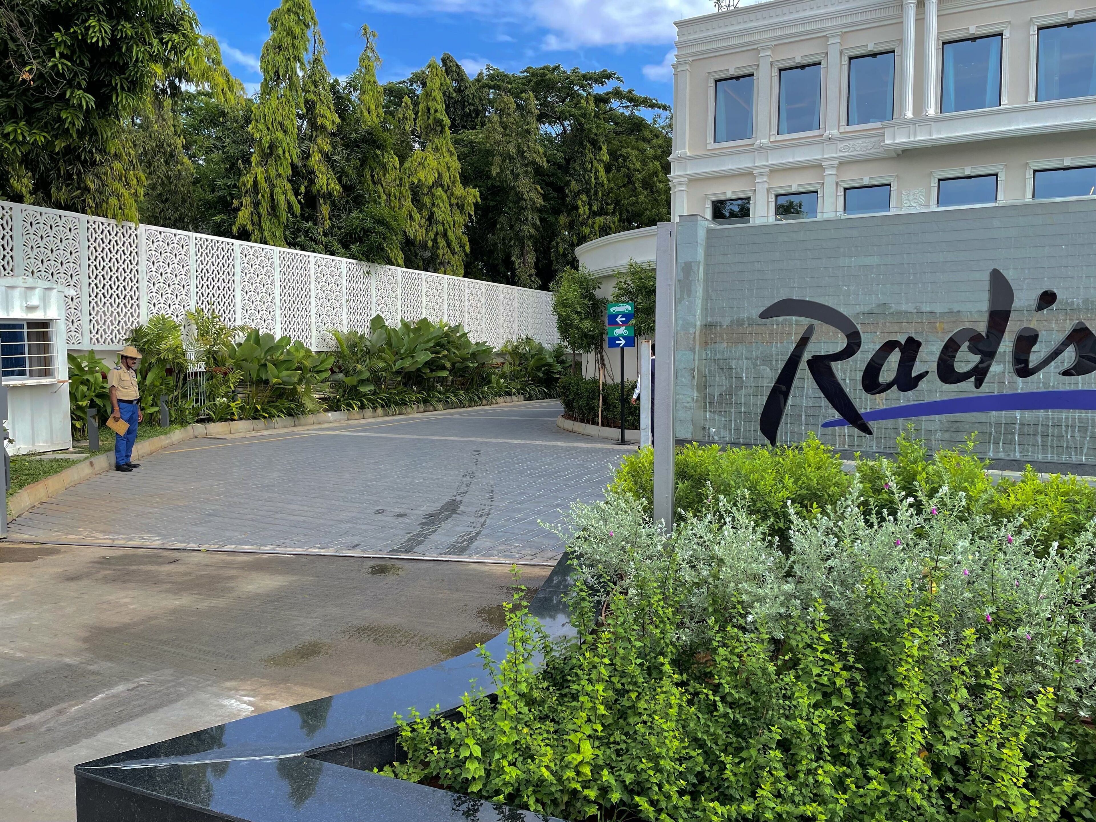 Entrada de un edificio con un cartel que dice "Radis" y un sendero para peatones.